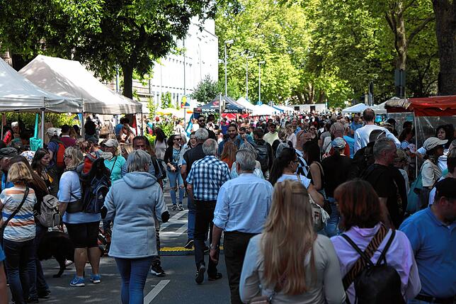 Bild 19: Konstanz: Schnäppchen gemacht? In Konstanz und Kreuzlingen wird gestöbert und gefeilscht