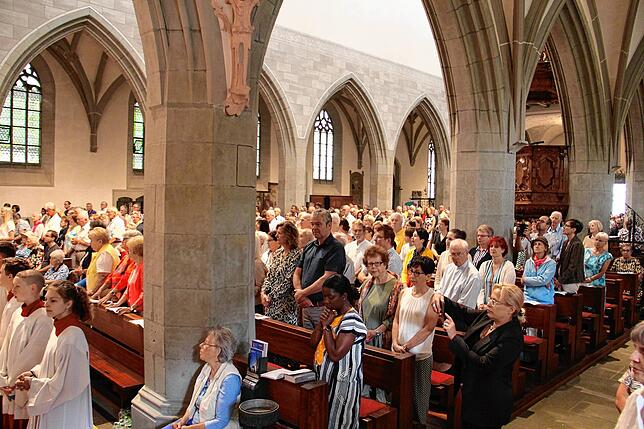Die Bänke sind voll: Zahlreiche Menschen nahmen am Gottesdienst teil.