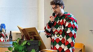 Stephan Hirt, Vorsitzender der Küssaberger Rebesäck, beim Zunftmeisterempfang in der Zunfstube in Rheinheim. Bild: Miriam Stoll