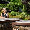 Mechthild Wagner ist für das Projekt verantwortlich. Hier mit der Skulptur „Geteilter Fluss“ von Ulla Rohr und Bernd Salfner. Foto: ...