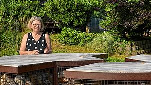 Mechthild Wagner ist für das Projekt verantwortlich. Hier mit der Skulptur „Geteilter Fluss“ von Ulla Rohr und Bernd Salfner. Foto: ...