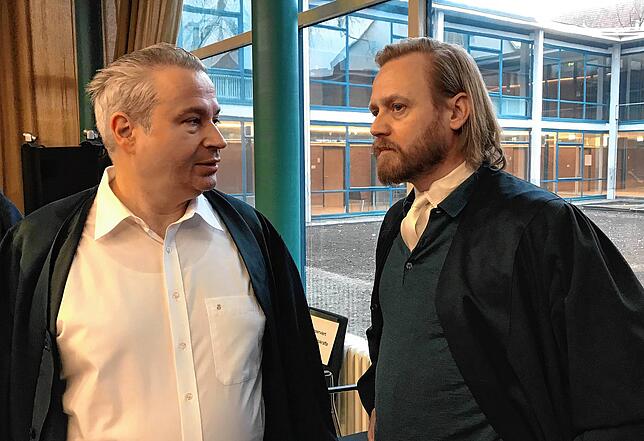 Tomislav Duzel berät sich mit seinem Frankfurter Kollegen und Strafverteidiger Benjamin Dörr im Landgericht Konstanz während der ...