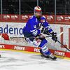 Matchwinner: Schwenningens Verteidiger Colby Robak (rechts), der sich hier gegen Düsseldorfs Angreifer Ken Andre Olimb durchsetzt, ...