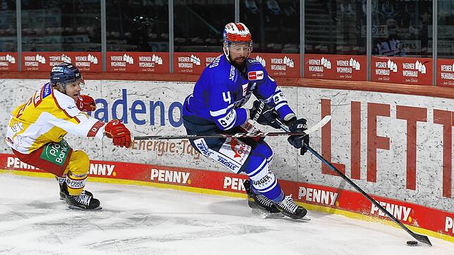 Matchwinner: Schwenningens Verteidiger Colby Robak (rechts), der sich hier gegen Düsseldorfs Angreifer Ken Andre Olimb durchsetzt, ...