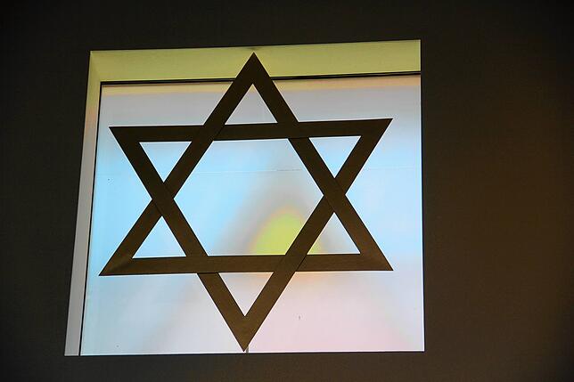 Im Inneren der Synagoge ist der Davidstern deutlich sichtbar. Von außen ist die Symbolik sehr dezent gehalten.
