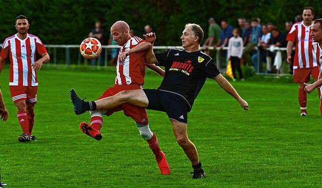 Pechvogel: Michael Unterberg (links, gegen Holger Henke) musste im Derby der Rheinfelder Legenden mit einer Schulterverletzung in die ...