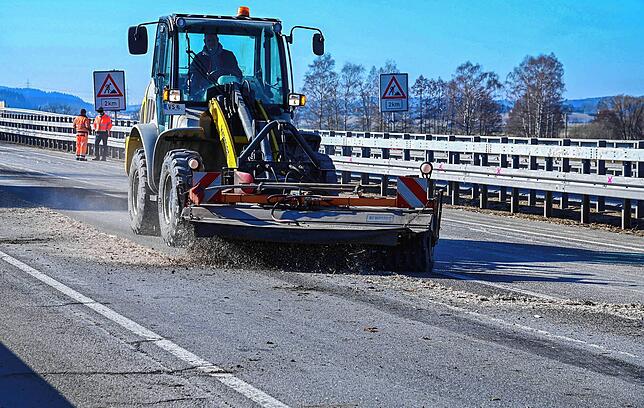 Bevor der Verkehr wieder freigegeben werden kann, muss die Fahrbahn gesäubert werden.