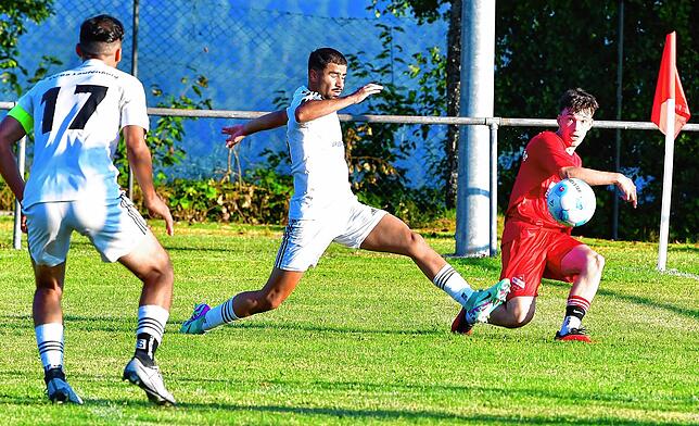 1:1 in Schachen: Ohne Sieger blieb die Partie der künftigen Rivalen in der Kreisliga A, Ost. Der FC Bergalingen mit David Rizani ...