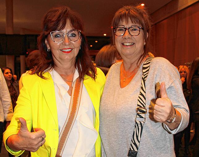 Veronika Herberger aus Gottmadingen (links) und ihre Schulfreundin Carmen Wezstein aus Tengen sind begeisterte Schlagerfans und meinten ...