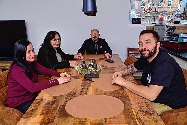 Sitzen am neuen Tisch und freuen sich auf Weihnachten. Von links Nicolia, Maria, Giovanni und Sabatino.