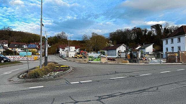 Die Ortsmitte Kadelburg wird in den nächsten Wochen schwer passierbar. Ein Ampelbetrieb soll den Verkehrsfluss regeln. Auch die ...