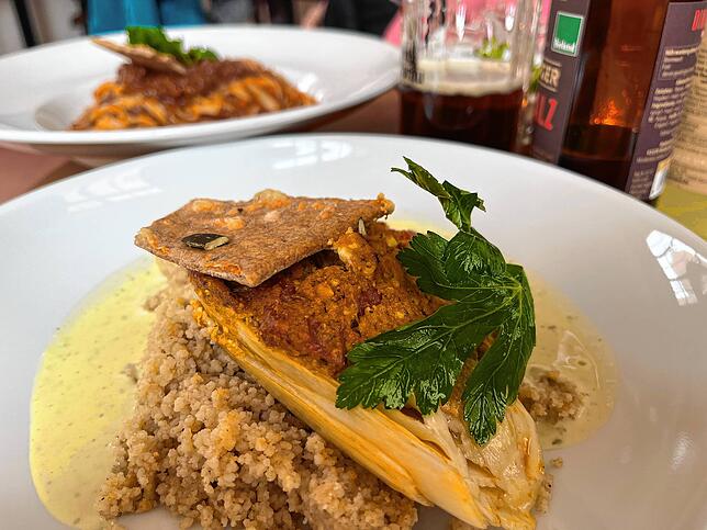 Chicoree mit Feta, Couscous und Kräuter-Soße gibt es beim Test in Skids Bistro.