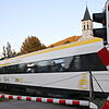 Mit großer Geschwindigkeit rauscht der Interregio-Express am Bahnübergang des Stahringer Bahnhofs vorbei.