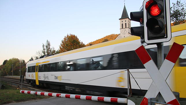 Mit großer Geschwindigkeit rauscht der Interregio-Express am Bahnübergang des Stahringer Bahnhofs vorbei.
