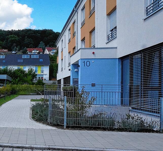 Verwaist: Wo normalerweise viele ein und aus gehen, ist es ruhig, für Pflegeheime – hier der Eingangsbereich zum Haus am Vitibuck ...