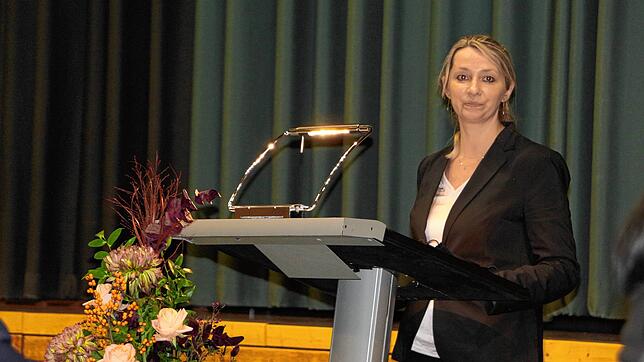 Marina Jung, neue Bürgermeisterin der Gemeinde Neuhausen ob Eck, bei ihrer ersten Rede im Amt.