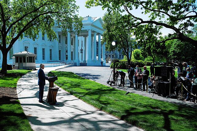 Immer auf Abstand: Joe Biden bei einer Pressekonferenz vor dem Weißen Haus.