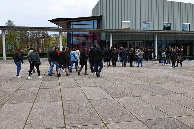 In Scharen strömen die Mitarbeiter der Firma Kendrion am Donnestag zur Betriebsversammlung in die Neue Tonhalle.