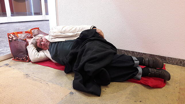 Hier im Automatenbereich der Allensbacher Filiale der Bezirkssparkasse Reichenau verbrachte der Obdachlose Michael Gawol zuletzt seine ...