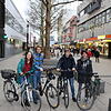 Die Ortsgruppe von Fridays for Future kritisiert die neue Fahrradstraße und macht Verbesserungsvorschläge. Von links: Mara Freiberg ...