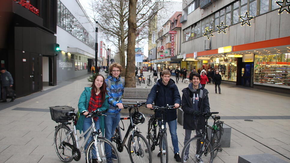 Die Ortsgruppe von Fridays for Future kritisiert die neue Fahrradstraße und macht Verbesserungsvorschläge. Von links: Mara Freiberg ...