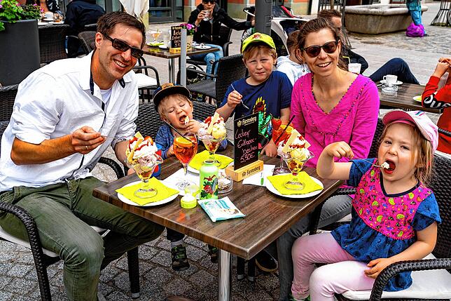 Bild 13: Viele Villinger genießen das lange Pfingswochenende im Freien