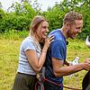 Julia (25) und Jungbauer Patrick (24) pflegen gemeinsam den Rücken von Zuchtstier Uranus vom Knausserwald.