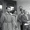 1989: Bernhard Volk (links) hält nach seiner Wahl zum Bürgermeister von Orsingen-Nenzingen eine Rede vor dem Nenzinger Ratshaus. Der ...