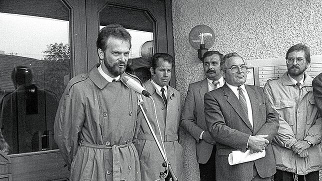 1989: Bernhard Volk (links) hält nach seiner Wahl zum Bürgermeister von Orsingen-Nenzingen eine Rede vor dem Nenzinger Ratshaus. Der ...