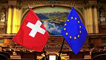 Ein Bild aus längst vergangenen Zeiten: Fähnchen der EU und der Schweiz stehen im Jahr 2000 im Nationalratssaal. 2021 beendete die ...