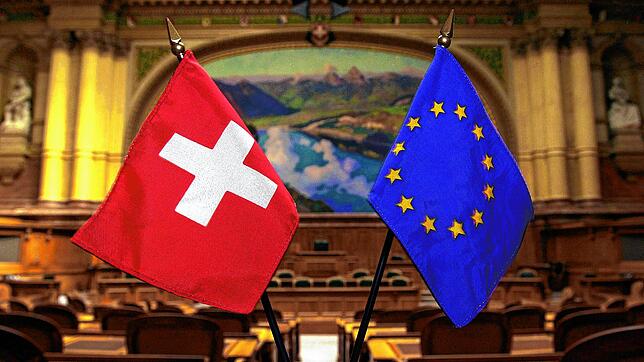 Ein Bild aus längst vergangenen Zeiten: Fähnchen der EU und der Schweiz stehen im Jahr 2000 im Nationalratssaal. 2021 beendete die ...