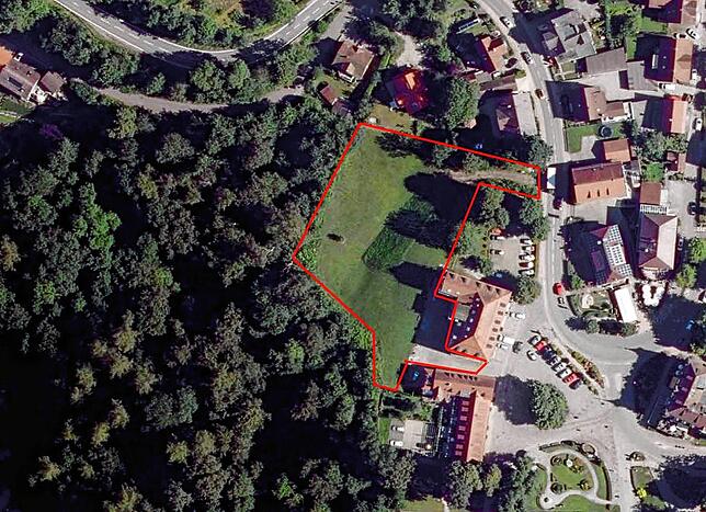 Das Baugelände (mit rotem Strich umrandet) grenzt direkt an den Landschaftspark, den Planer Johann Senner als einen der schönsten in ...