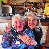 Mit ihrer Ärztin Bettina Köhler (rechts) bei der Feier zu ihrem 90. Geburtstag.