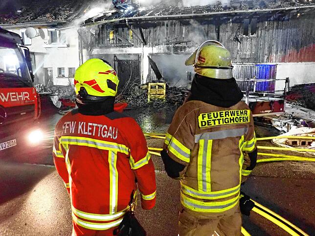 Bild 1: Großeinsatz beim Brand in Dettighofen – das sind Bilder