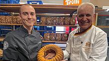 Bennett Scheibler (l.) übernimmt Bäckerei und Café von Fritz Trefzger. Foto: Kapitz