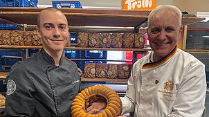 Bennett Scheibler (l.) übernimmt Bäckerei und Café von Fritz Trefzger. Foto: Kapitz