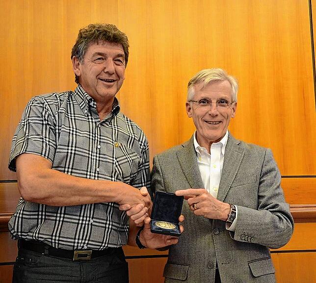 Bürgermeister Alain de la Garanderie überreicht Thomas Fechtig 2013 die Verdienstmedaille der französischen Partnerstadt Machecoul.