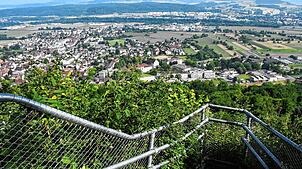 Der Blick vom Aussichtsfelsen Grabbestei in Richtung Herten und in die Schweiz lohnt sich.