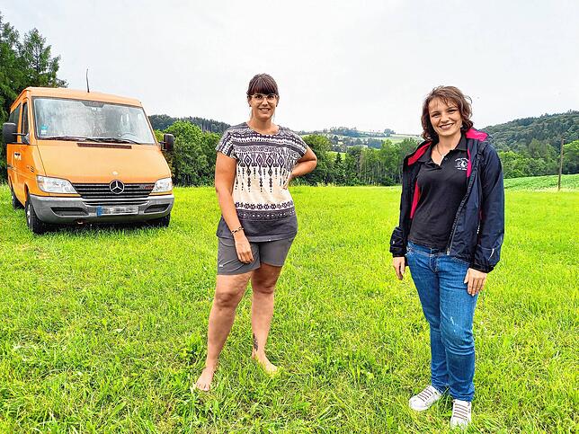 Die Wiese zum Übernachten liegt direkt neben dem Hof. Gastgeberin Isabell Patzke (rechts) schaut nach ihrem Gast Carmen Dietenberger.