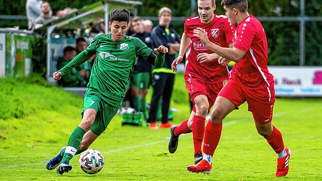 Unaufhaltsam: Marius Hass &ndash; links auf unserem Archivbild &ndash; brachte den SV Rheintal mit 2:1 in Führung. Am Ende reichte es ...
