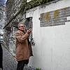 So kann man die Inschrift am Konstanzer Pulverturm nicht stehen lassen, sind sich Hochbauamtsleiter Thomas Stegmann (links) und ...