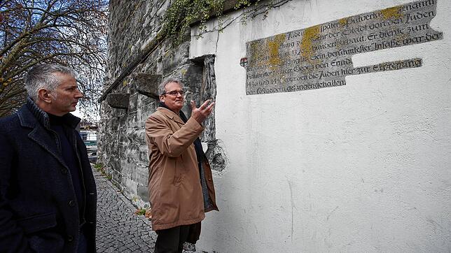 So kann man die Inschrift am Konstanzer Pulverturm nicht stehen lassen, sind sich Hochbauamtsleiter Thomas Stegmann (links) und ...