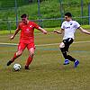 Der Schonacher Yannick Kienzler (rechts) versuchte, Patrick Thoma vom FC Pfaffenweiler zu stoppen. Kienzler brachte danach die ...