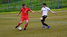 Der Schonacher Yannick Kienzler (rechts) versuchte, Patrick Thoma vom FC Pfaffenweiler zu stoppen. Kienzler brachte danach die ...