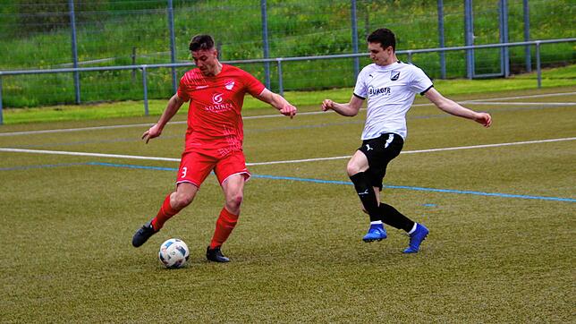 Der Schonacher Yannick Kienzler (rechts) versuchte, Patrick Thoma vom FC Pfaffenweiler zu stoppen. Kienzler brachte danach die ...