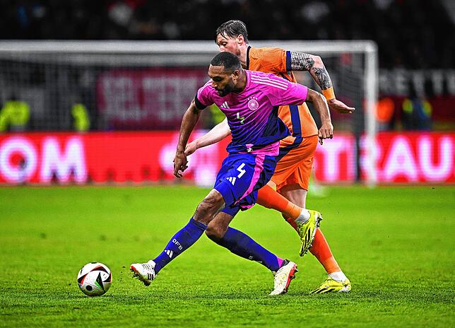 Deutschlands Jonathan Tah (l) gegen Niederlandes Wout Weghorst (r).