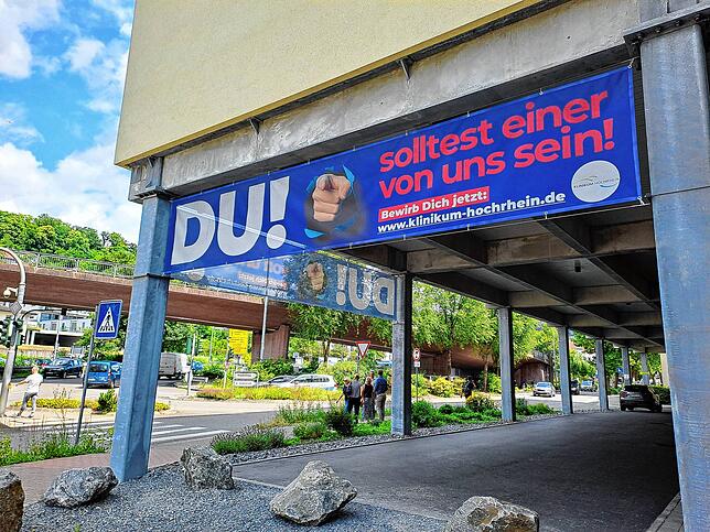 Personalsuche: Am Klinikum Hochrhein in Waldshut werden Passanten mit diesem Banner dazu aufgefordert sich zu bewerben.