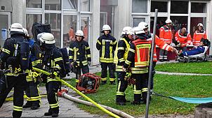 Feuerwehr und DRK arbeiteten Hand in Hand bei der Herbsthauptrobe am Kindergarten Niedereschach. Bild: Gerd Jerger