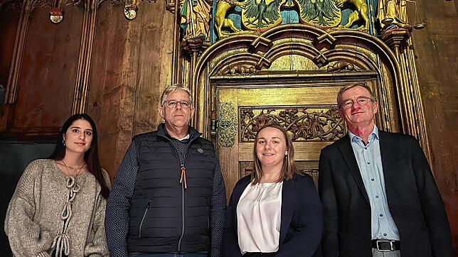 Der Wahlausschuss: Gemeindewahlleiter Manfred Schlenker (rechts), stellvertretende Wahlleiterin Jasmin Muffler, Wahlleiter Michael Moser ...
