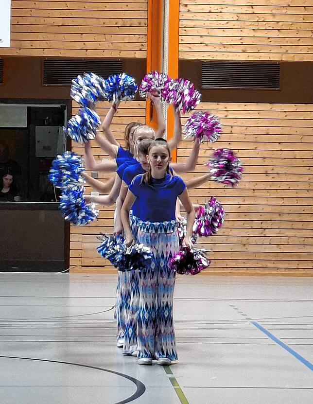 Mit einem „Cheerleader-Tanz“ begeisterten diese jungen Mädels.
